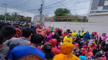 ঈদের ছুটি ও বেতনের দাবিতে সাভারে শ্রমিকদের বিক্ষোভ