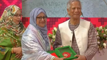 স্বাধীনতা পুরস্কার তুলে দিলেন প্রধান উপদেষ্টা!