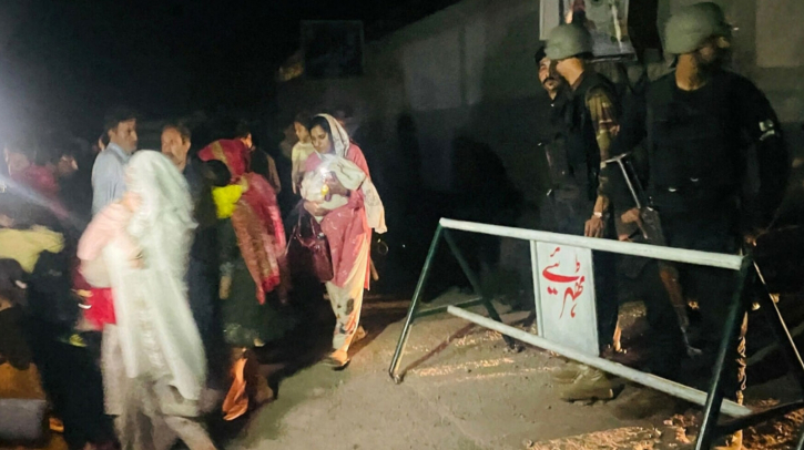 পাকিস্তানে দুটি মসজিদে হামলা চালিয়েছে ভারত, নিহত বেড়ে ৮ পাকিস্তানে দুটি মসজিদে হামলা চালিয়েছে ভারত, নিহত বেড়ে ৮