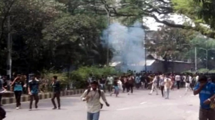 টিয়ারশেল-সাউন্ড গ্রেনেডে জবি শিক্ষার্থীদের ছত্রভঙ্গের চেষ্টা টিয়ারশেল-সাউন্ড গ্রেনেডে জবি শিক্ষার্থীদের ছত্রভঙ্গের চেষ্টা
