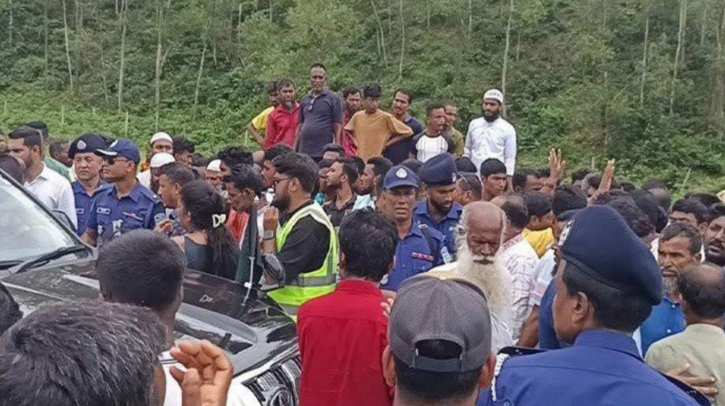পরিবেশ উপদেষ্টার গাড়ি বহরে হামলা, ৬ সাংবাদিক আহত পরিবেশ উপদেষ্টার গাড়ি বহরে হামলা, ৬ সাংবাদিক আহত