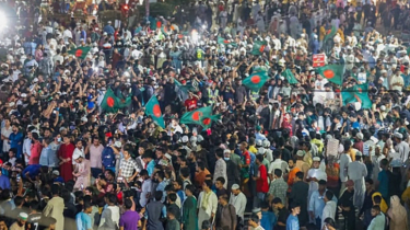 শাহবাগে দ্বিতীয় দিনের মতো চলছে ছাত্র-জনতার বিক্ষোভ