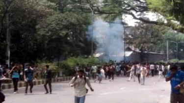 টিয়ারশেল-সাউন্ড গ্রেনেডে জবি শিক্ষার্থীদের ছত্রভঙ্গের চেষ্টা