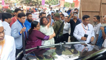 গভর্নরের গাড়ি আটকে দিলেন ব্র্যাক ব্যাংকের চাকরিচ্যুত কর্মীরা!
