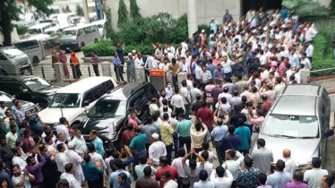 সচিবালয়ে কর্মকর্তা-কর্মচারীদের বিক্ষোভ
