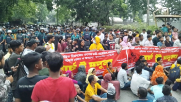 যমুনা অভিমুখে গার্মেন্টস শ্রমিকরা, পুলিশি বাধায় কাকরাইলে অবস্থান
