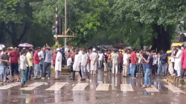 বৃষ্টি উপেক্ষা করে আন্দোলন চালিয়ে যাচ্ছেন ইশরাকের অনুসারীরা
