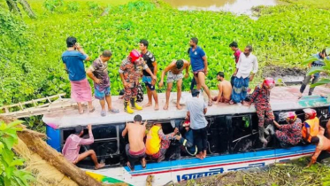 বাস ও ট্রাকের মুখোমুখি সংঘর্ষ, খাদে পড়ে আহত ২৫ যাত্রী  