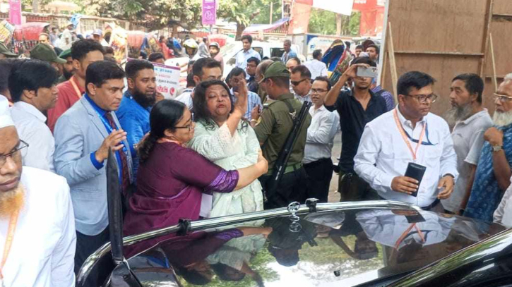 গভর্নরের গাড়ি আটকে দিলেন ব্র্যাক ব্যাংকের চাকরিচ্যুত কর্মীরা! গভর্নরের গাড়ি আটকে দিলেন ব্র্যাক ব্যাংকের চাকরিচ্যুত কর্মীরা!