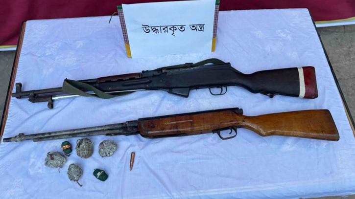 চাঁদপুরে ২টি রাইফেল, গুলি ও হাত বোমা উদ্ধার চাঁদপুরে ২টি রাইফেল, গুলি ও হাত বোমা উদ্ধার
