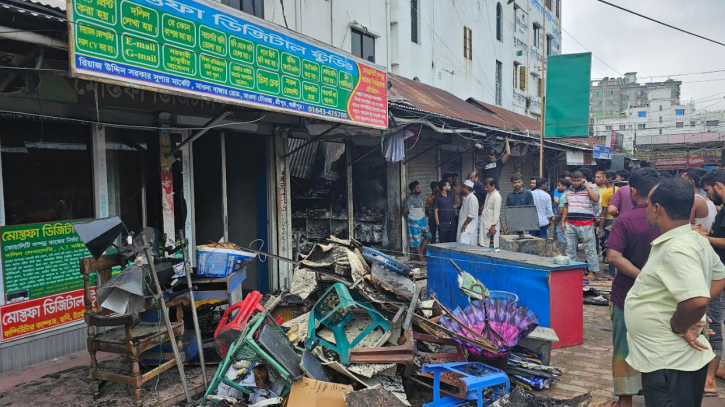 গাজীপুরে আগুনে পুড়েছে ৭টি দোকান গাজীপুরে আগুনে পুড়েছে ৭টি দোকান