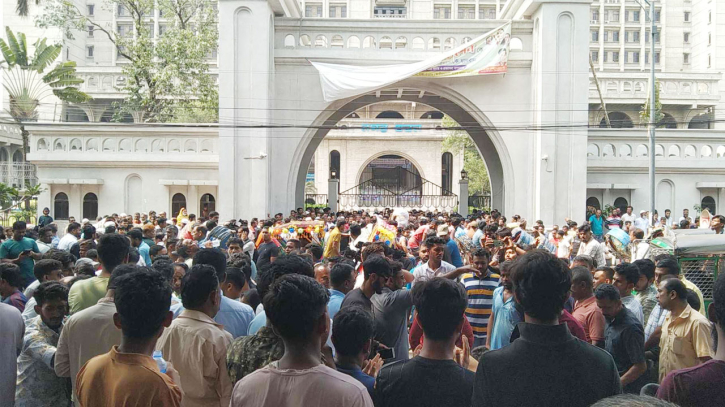 স্লোগান মিছিলে নগর ভবনের সামনে জড়ো হচ্ছেন ইশরাকপন্থীরা! স্লোগান মিছিলে নগর ভবনের সামনে জড়ো হচ্ছেন ইশরাকপন্থীরা!