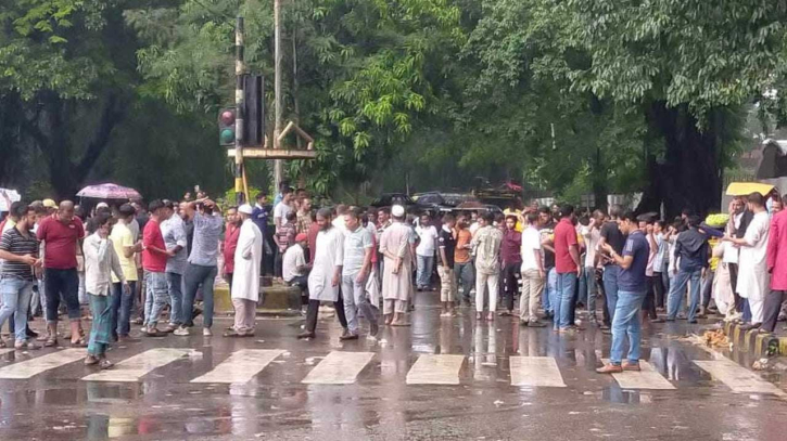 বৃষ্টি উপেক্ষা করে আন্দোলন চালিয়ে যাচ্ছেন ইশরাকের অনুসারীরা বৃষ্টি উপেক্ষা করে আন্দোলন চালিয়ে যাচ্ছেন ইশরাকের অনুসারীরা