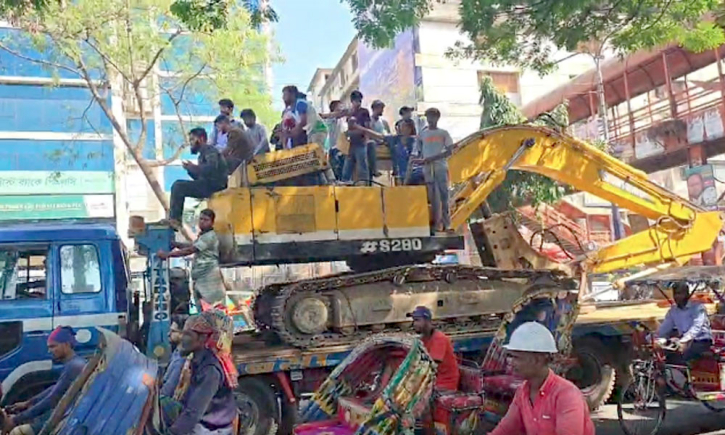 ধানমন্ডি ৩২-এর দিকে দুটি বুলডোজার নিয়ে যাত্রা