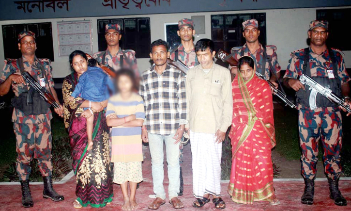 ফুলবাড়ী সীমান্তে পাচারকালে ভারতীয় নাগরিকসহ আটক ৬