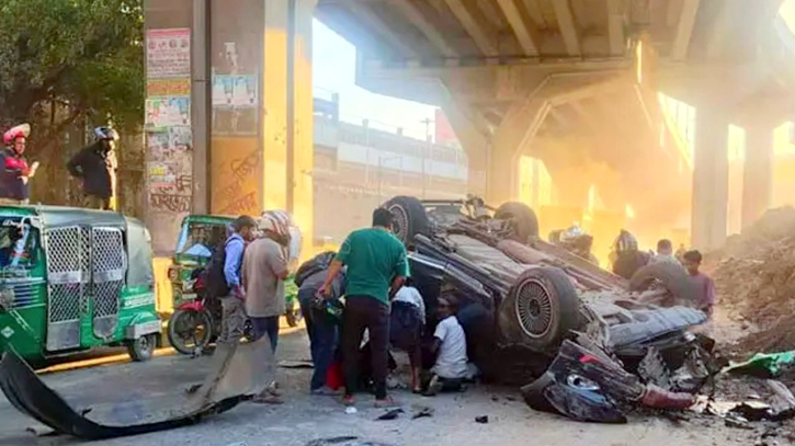 এক্সপ্রেসওয়ের রেলিং ভেঙে নিচের সড়কে গাড়ি, প্রাণ গেল পথচারীর