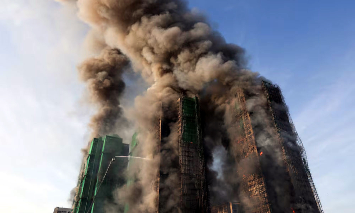 হংকংয়ের বহুতল আবাসিক ভবনে আগুন