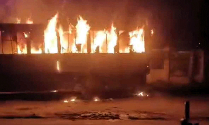 হাজারীবাগ বেড়িবাঁধে দাঁড়িয়ে থাকা বাসে আগুন