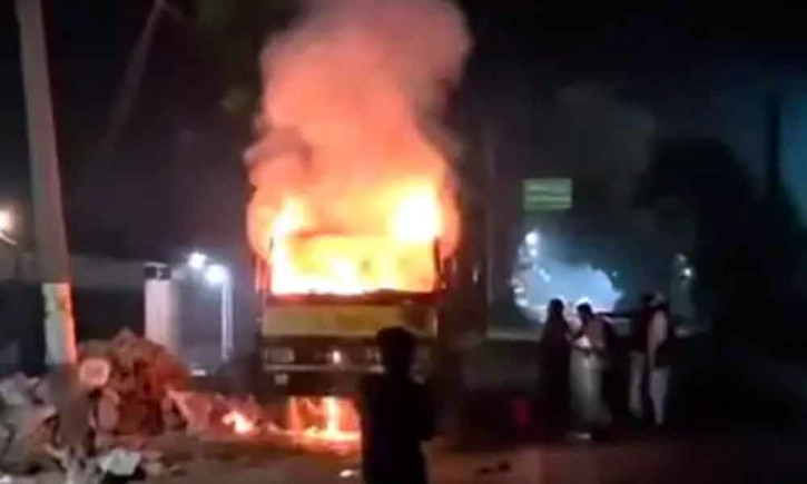 ময়মনসিংহে মাঝরাতে কাভার্ড ভ্যানে আগুন