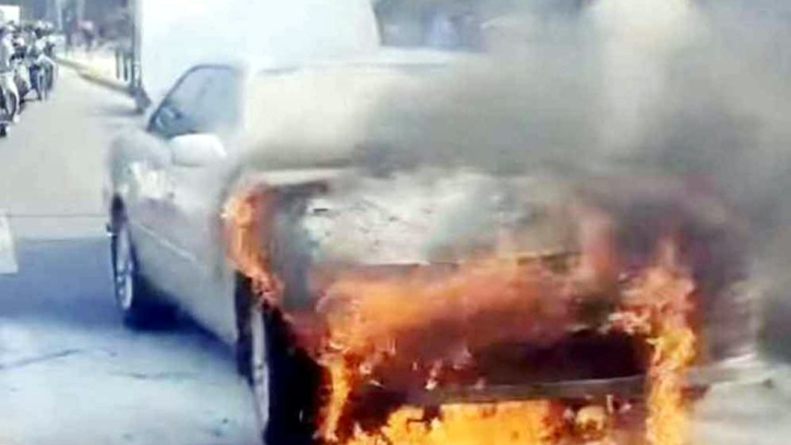 রাজধানীতে চলন্ত প্রাইভেট কারে আগুন