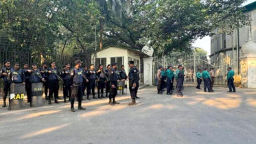 ১৩ সেনা কর্মকর্তাকে আনা হচ্ছে ট্রাইব্যুনালে, নিরাপত্তা জোরদার ১৩ সেনা কর্মকর্তাকে আনা হচ্ছে ট্রাইব্যুনালে, নিরাপত্তা জোরদার