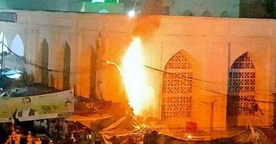 বায়তুল মোকাররমের সামনে বৈদ্যুতিক খুঁটিতে আগুন