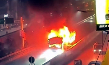 রাজধানীর দোলাইরপাড়ে বাসে আগুন রাজধানীর দোলাইরপাড়ে বাসে আগুন