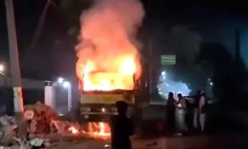 ময়মনসিংহে মাঝরাতে কাভার্ড ভ্যানে আগুন ময়মনসিংহে মাঝরাতে কাভার্ড ভ্যানে আগুন