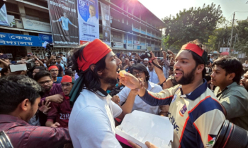 হাসিনার মৃত্যুদণ্ডের রায়ে টিএসসিতে মিষ্টি বিতরণ হাসিনার মৃত্যুদণ্ডের রায়ে টিএসসিতে মিষ্টি বিতরণ