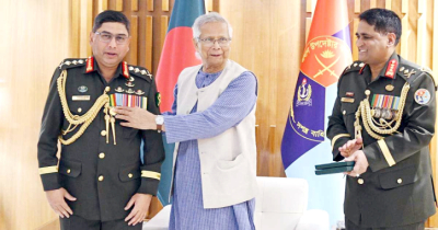 সেনাপ্রধানকে ‘সেনাবাহিনী পদক’ দিলেন প্রধান উপদেষ্টা