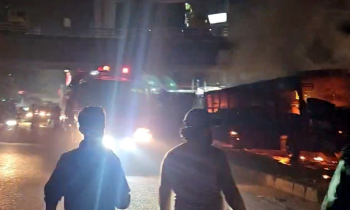 রাজধানীতে দাঁড়িয়ে থাকা বাসে আগুন রাজধানীতে দাঁড়িয়ে থাকা বাসে আগুন