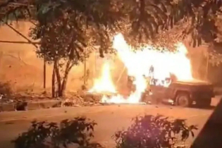 আগারগাঁওয়ে পার্কিং করা গাড়িতে আগুন আগারগাঁওয়ে পার্কিং করা গাড়িতে আগুন