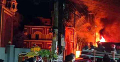 মধ্যরাতে গাড়ির গ্যারেজে আগুন মধ্যরাতে গাড়ির গ্যারেজে আগুন