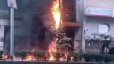 মহাখালীতে বৈদ্যুতিক খুঁটিতে আগুন