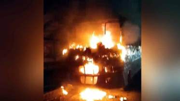 মধ্যরাতে স্কুলবাসে আগুন, চালক দগ্ধ মধ্যরাতে স্কুলবাসে আগুন, চালক দগ্ধ