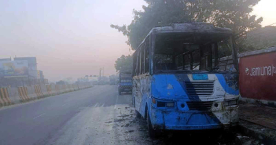 ঢাকা-চট্টগ্রাম মহাসড়কে বাসে আগুন ঢাকা-চট্টগ্রাম মহাসড়কে বাসে আগুন