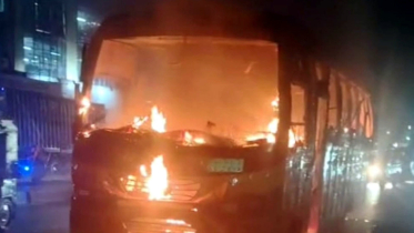 গাজীপুরে চলন্ত বাসে আগুন গাজীপুরে চলন্ত বাসে আগুন