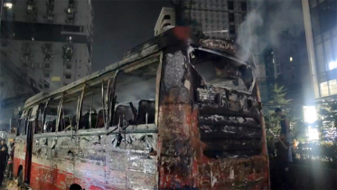 মহাখালীতে চলন্ত বাসে আগুন মহাখালীতে চলন্ত বাসে আগুন