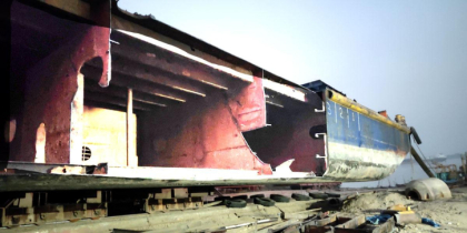 মালবাহী জাহাজ ভাড়ায় এনে কেটে বিক্রি করলেন ছাত্রদল নেতা মালবাহী জাহাজ ভাড়ায় এনে কেটে বিক্রি করলেন ছাত্রদল নেতা