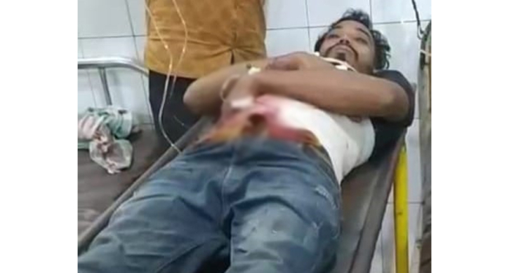 খিলগাঁওয়ে চাঁদা না পেয়ে সেলুন ব্যবসায়ীর ওপর সন্ত্রাসী হামলা, গুরুতর আহত