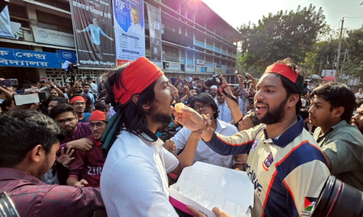 হাসিনার মৃত্যুদণ্ডের রায়ে টিএসসিতে মিষ্টি বিতরণ