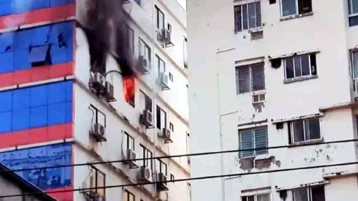 সেগুনবাগিচায় বহুতল ভবনে আগুন