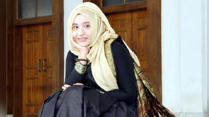 ডাকসু নেত্রীর বাড়িতে আগুন, ককটেল বিস্ফোরণ