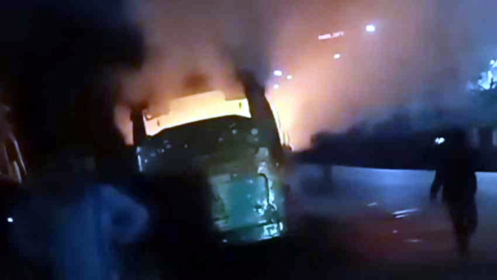 বাড্ডায় বাসে আগুন, রাজধানীর বিভিন্ন স্থানে ককটেল বিস্ফোরণ