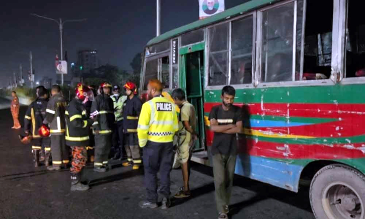 নারায়ণগঞ্জে দাঁড়িয়ে থাকা বাসে দুর্বৃত্তদের আগুন