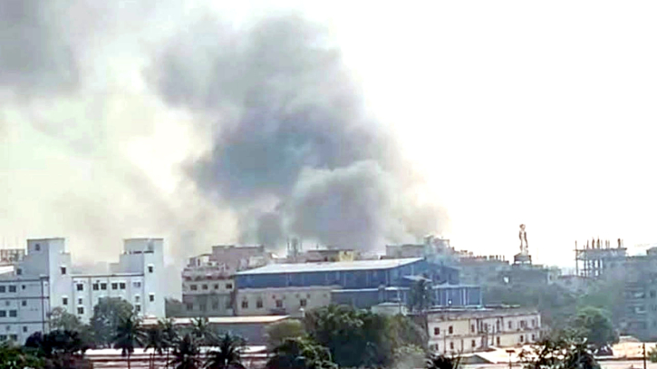 টঙ্গীতে তুলার গোডাউনে আগুন, নিয়ন্ত্রণে ৭ ইউনিট