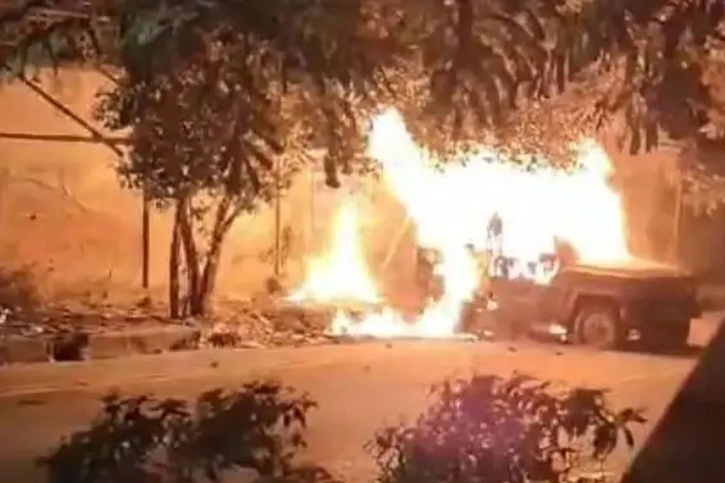 আগারগাঁওয়ে পার্কিং করা গাড়িতে আগুন