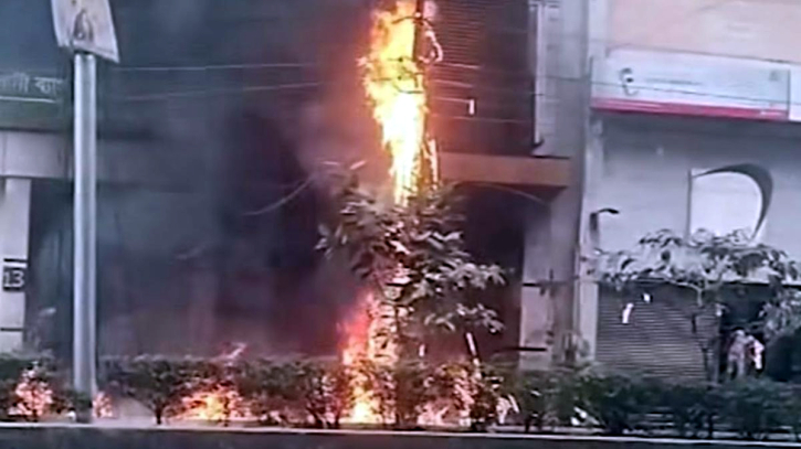 মহাখালীতে বৈদ্যুতিক খুঁটিতে আগুন