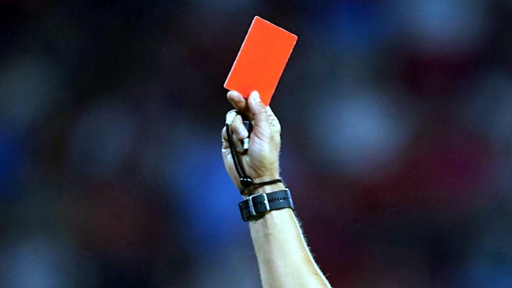 ফুটবল মাঠে এক ম্যাচেই ১৭ লাল কার্ড