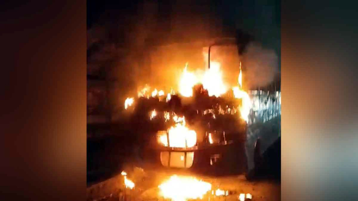 মধ্যরাতে স্কুলবাসে আগুন, চালক দগ্ধ
